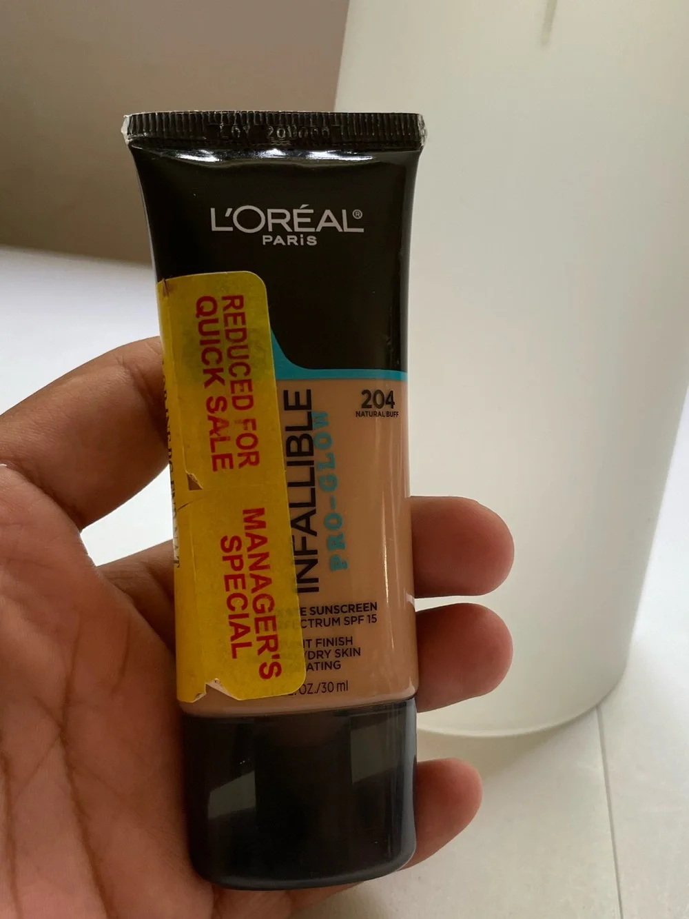 L’Oréal Infallible Pro-Glow Foundation 204 Natural Buff – Dewy Finish